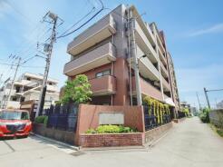 JR京浜東北・武蔵野線「南浦和」駅東口徒歩１分、提携駐車場もあります。エステート白馬南浦和店までお気軽にお問い合わせください。
