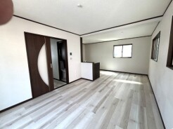 清潔感あふれる空間に、明るい日差しが満ちます
