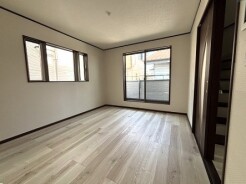 温かみのある床材と、落ち着いた色合いの空間
