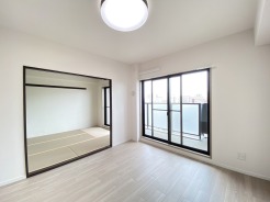 和室とリビングが続き間に