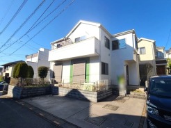 駐車が苦手な方にも嬉しい、前面６ｍ道路に面した住まい。
