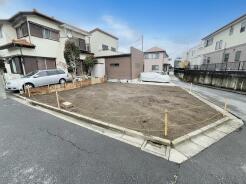 JR京浜東北・武蔵野線「南浦和」駅東口徒歩１分、提携駐車場もあります。エステート白馬南浦和店までお気軽にお問い合わせください。
