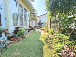 緑豊かな空間が広がり、穏やかな時間が流れる住まい。木々の緑と柔らかな陽射しが心地よく、日常に安らぎをもたらします
