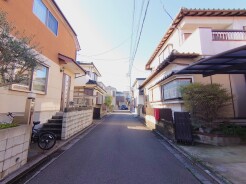 前面道路含む現地写真(古屋あり)
