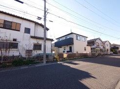 前面道路含む現地写真(古屋あり)
