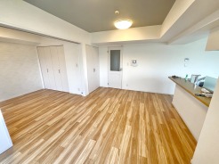 木の温もりと洗練された内装が調和し、日々の暮らしに心地よいゆとりをもたらす居住空間です。