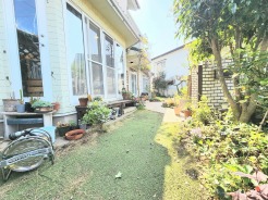 木漏れ日が心地よい、緑豊かな中庭。日々の暮らしに潤いと安らぎをもたらす、穏やかな時間が流れます
