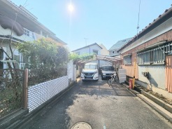 穏やかな空の下、手入れされた植栽と、整然と並ぶ車たち。日々の暮らしに安らぎと彩りをもたらす、ゆとりある空間が広がります
