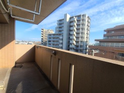 洗濯物を沢山干せるゆとりのバルコニー
