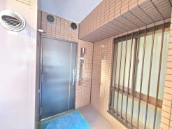 洗練されたタイル調の外壁が、落ち着きと品格を演出