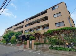 落ち着きのある色合いの外観は、周辺の街並みに自然と馴染み、穏やかな暮らしを予感させます
