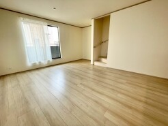 E号棟 温かな光が広がる、心地よい空間
