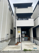 JR京浜東北・武蔵野線「南浦和」駅東口徒歩１分、提携駐車場もあります。エステート白馬南浦和店までお気軽にお問い合わせください。

