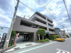 JR京浜東北・武蔵野線「南浦和」駅東口徒歩１分、提携駐車場もあります。エステート白馬南浦和店までお気軽にお問い合わせください。
