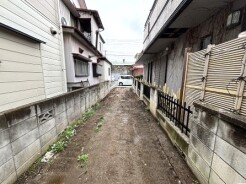 不整形地ながらも、多めの駐車スペースを確保しました。
