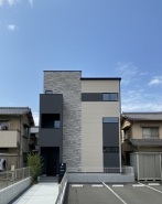 【完成予想パース】
都会的なモノトーンの外観が、周辺の街並みに洗練された印象を与え、落ち着きのある佇まいが日々の暮らしに安らぎをもたらします
