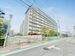 JR京浜東北・武蔵野線「南浦和」駅東口徒歩1分、提携駐車場もあります。エステート白馬南浦和店までお気軽にお問い合わせください。