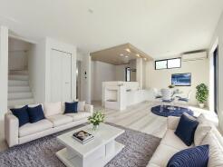 ご家族みんながゆったりくつろげる広々リビング。
※CGで家具を配置しております。家具配置のイメージにご覧ください。
