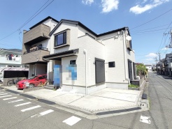 最寄り駅10分、閑静な住宅街に存在感を感じさせる邸宅。
南西角地、陽当たりも良好です。