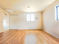 日当たりのいい２階リビングはプライベート性も高く、落ち着いて過ごせます
