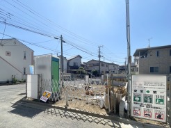 JR京浜東北・武蔵野線「南浦和」駅東口徒歩１分、提携駐車場もあります。エステート白馬南浦和店までお気軽にお問い合わせください。
