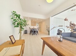 白を基調とした、広がりを感じる住まい
