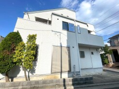 JR京浜東北・武蔵野線「南浦和」駅東口徒歩１分、提携駐車場もあります。エステート白馬南浦和店までお気軽にお問い合わせください。
