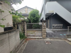前面道路含む現地写真(古屋あり)
