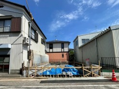 JR京浜東北・武蔵野線「南浦和」駅東口徒歩１分、提携駐車場もあります。エステート白馬南浦和店までお気軽にお問い合わせください。
