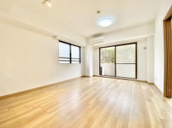 木の温もりを感じる床材が、穏やかな空間を演出。窓の外には緑豊かな景色が広がり、心地よい風を感じながら、ゆったりとした時間を過ごせるでしょう
