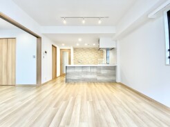 柔らかな素材感と温かみのある木目調が心地よい空間は、自然と心が安らぐような穏やかな雰囲気に満ちています。壁一面に広がる明るい空間に、生活の彩りが豊かに広がっていく様子を想像させてくれます
