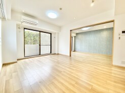 木の温もりを感じる床材が、穏やかな空間を広げます。窓の外に広がる緑を眺めながら、ゆったりとした時間を過ごせそうな、落ち着きある住まいです
