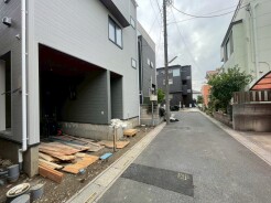 前面道路含む現地写真(建設中)
