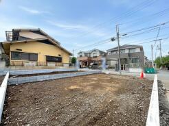 JR京浜東北・武蔵野線「南浦和」駅東口徒歩１分、提携駐車場もあります。エステート白馬南浦和店までお気軽にお問い合わせください。
