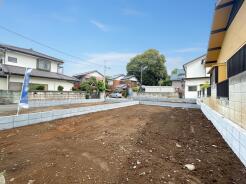 1号地 JR京浜東北・武蔵野線「南浦和」駅東口徒歩１分、提携駐車場もあります。エステート白馬南浦和店までお気軽にお問い合わせください。
