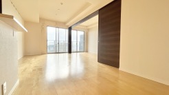 広々とした空間に、心地よい光が満ちる

