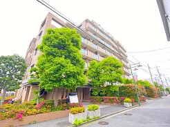 緑豊かで手入れの行き届いたマンション。
堂々とした佇まいが魅力です。