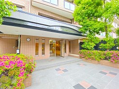 風格を感じさせるエントランス。穏やかな住まい心地を想像させますね。
