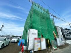 JR京浜東北・武蔵野線「南浦和」駅東口徒歩１分、提携駐車場もあります。エステート白馬南浦和店までお気軽にお問い合わせください。
