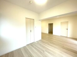 広々とした空間が、心地よい開放感とくつろぎをもたらします。