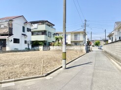 広がる空の下、穏やかな街並みに溶け込むこの場所は、新しい暮らしの基盤となる、ゆとりに満ちた空間。日々の風景に安らぎを感じ、心満たされる日々がここから始まります
