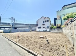 広々とした整地された土地は、これから描かれる未来へのキャンバス。周囲の穏やかな住環境に包まれ、心満たされる一日が始まります
