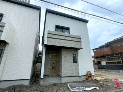 洗練された素材感とモダンなフォルムが調和する住まい。