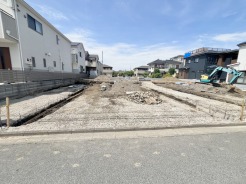 2号棟 現地土地外観
南道路に面した、陽当たり良好な物件です。
