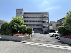 JR京浜東北・武蔵野線「南浦和」駅東口徒歩１分、提携駐車場もあります。エステート白馬南浦和店までお気軽にお問い合わせください。
