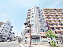 JR京浜東北・武蔵野線「南浦和」駅東口徒歩１分、提携駐車場もあります。エステート白馬南浦和店までお気軽にお問い合わせください。
