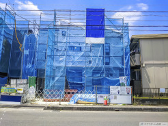 JR京浜東北・武蔵野線「南浦和」駅東口徒歩１分、提携駐車場もあります。エステート白馬南浦和店までお気軽にお問い合わせください。

