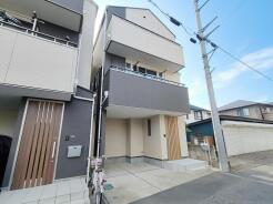 幅員の狭い道ですが、車通りの少ない住宅街に立地してます。
