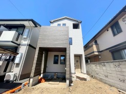 足場が外れて、スッキリした外観が見えてきました。

