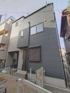 モダンな外観が洗練された印象を与える住まい